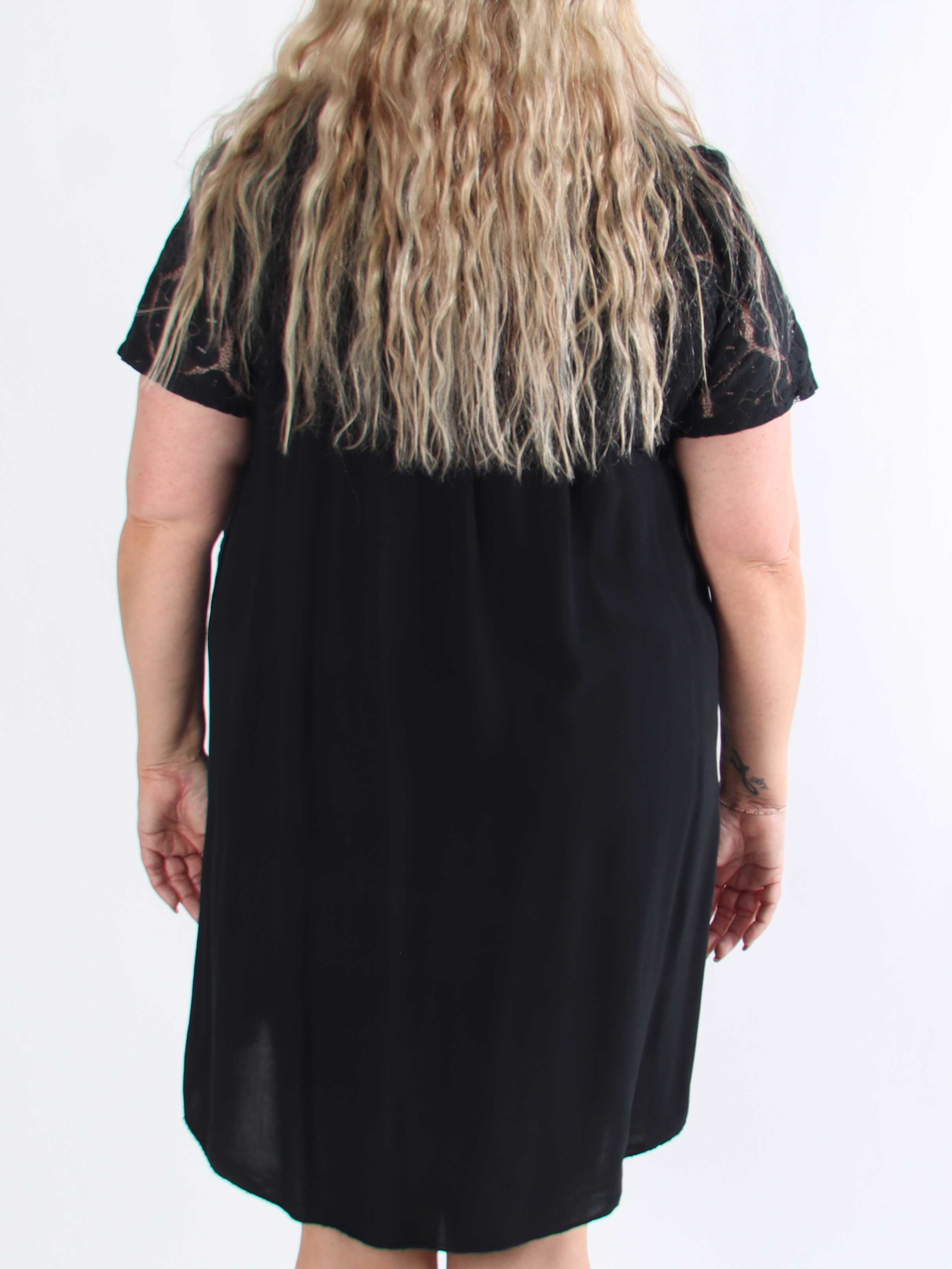 Fjola - Plus size tunikaklänning i bomull med spets fram